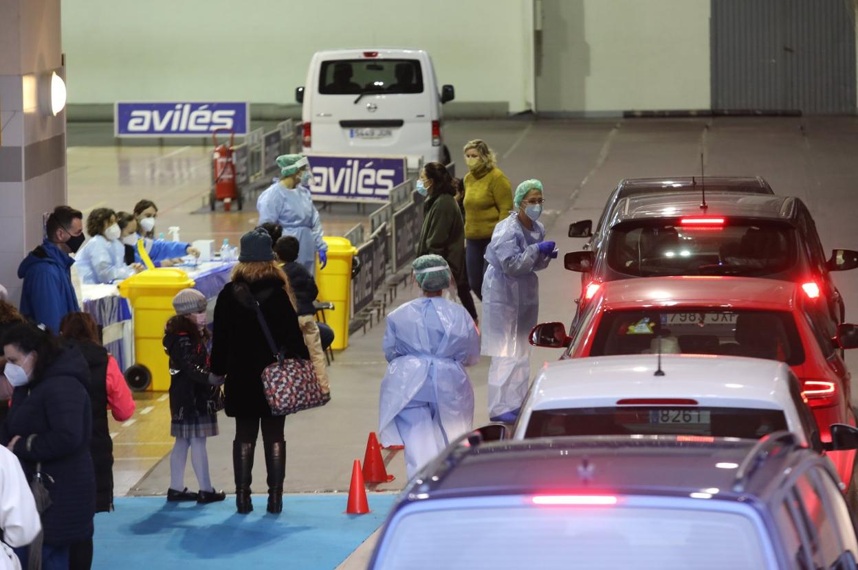 Autocovid en el colegio San Fernando, en Avilés. 