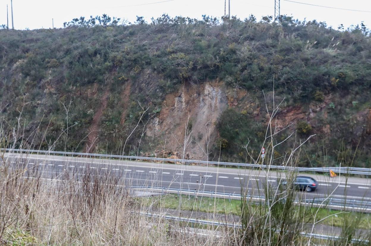 El nuevo argayo en el talud de la carretera a causa de la lluvia intensa de los últimos días. 