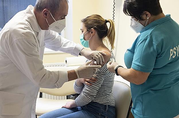 El lío de las preferencias: liberados vacunados antes que enfermeros y celadores 