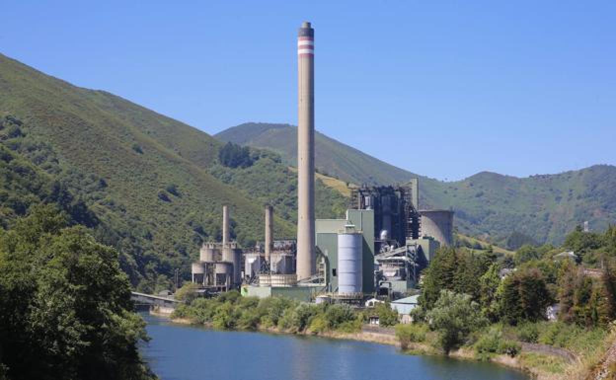 La central térmica de Soto de la Barca, que Naturgy cerró a mediados del pasado año. 