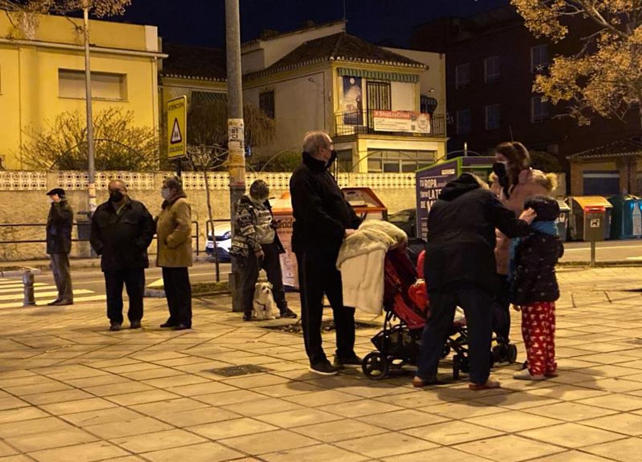 Vecinos se echan a la calle después de que tres terremotos prácticamente consecutivos de magnitud 4,3, 4,2 y 4 y epicentro en municipios del área metropolitana de Granada