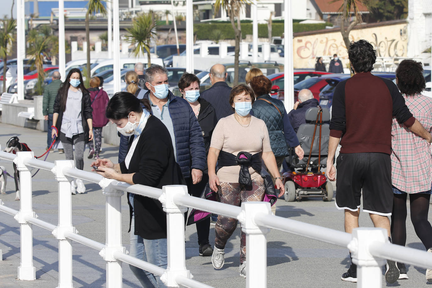 Las agradables temperaturas de este jueves y el sol permitieron que muchos gijoneses optasen por disfrutar de El Muro y de la playa en pleno mes de enero.