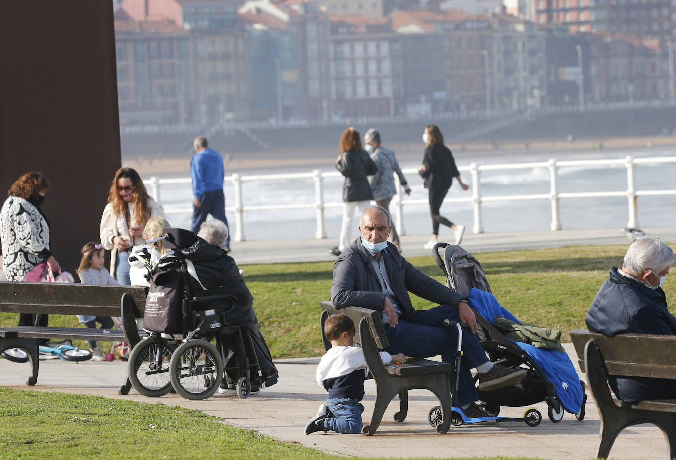 Las agradables temperaturas de este jueves y el sol permitieron que muchos gijoneses optasen por disfrutar de El Muro y de la playa en pleno mes de enero.