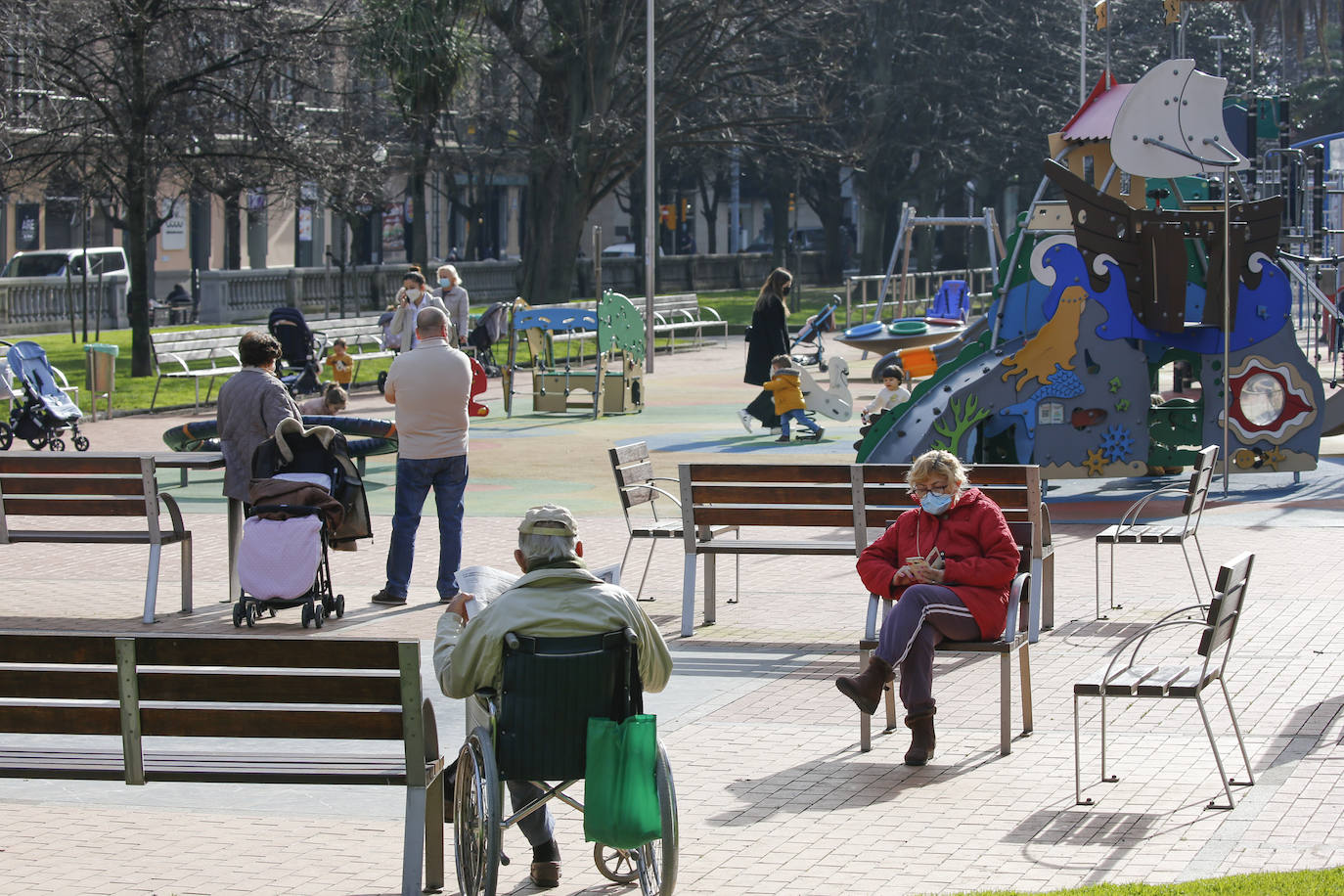 Las agradables temperaturas de este jueves y el sol permitieron que muchos gijoneses optasen por disfrutar de El Muro y de la playa en pleno mes de enero.