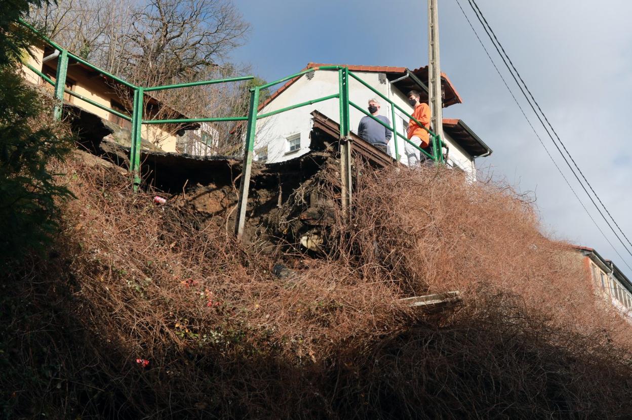 Desprendimiento bajo la carretera de La Crucina, en Turón. 