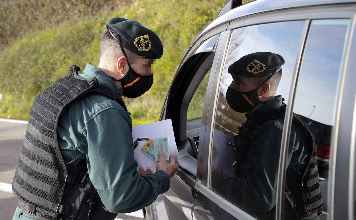 Un control de la Guardia Civil en Asturias 