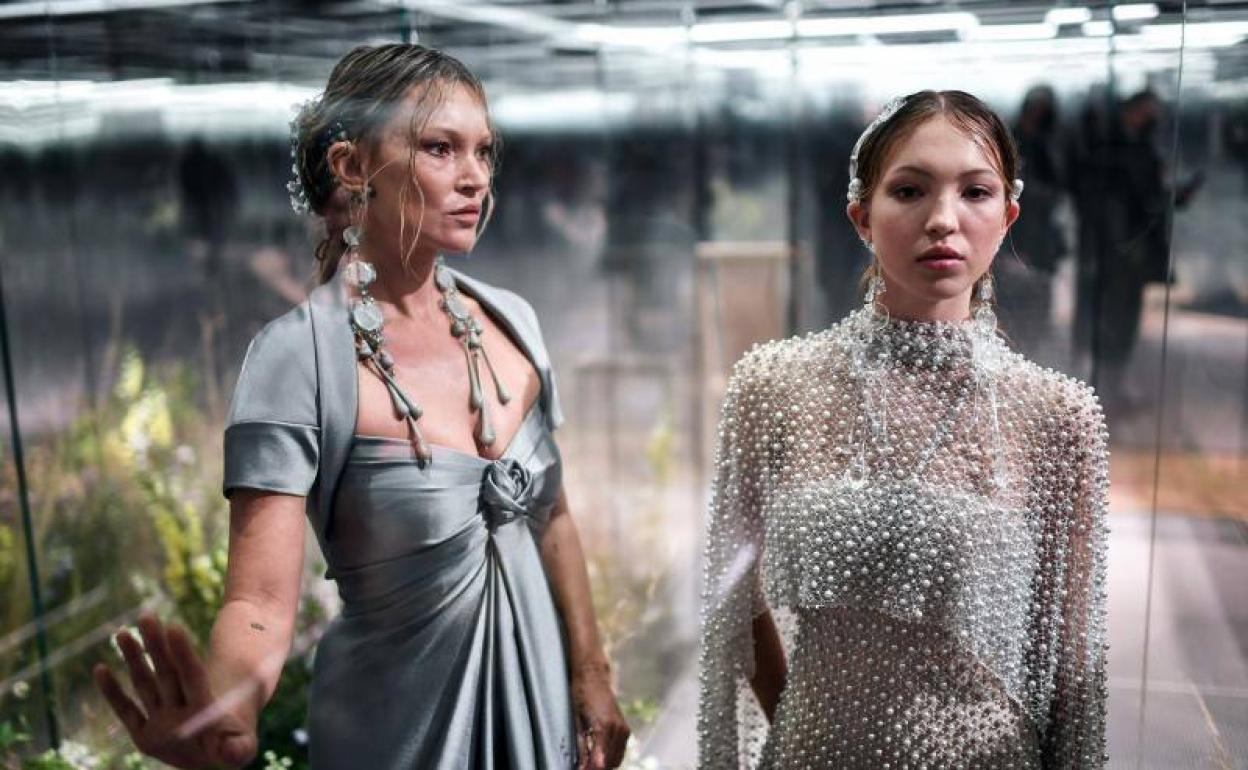 Kate Moss y su hija comparten pasarela en el desfile de Fendi