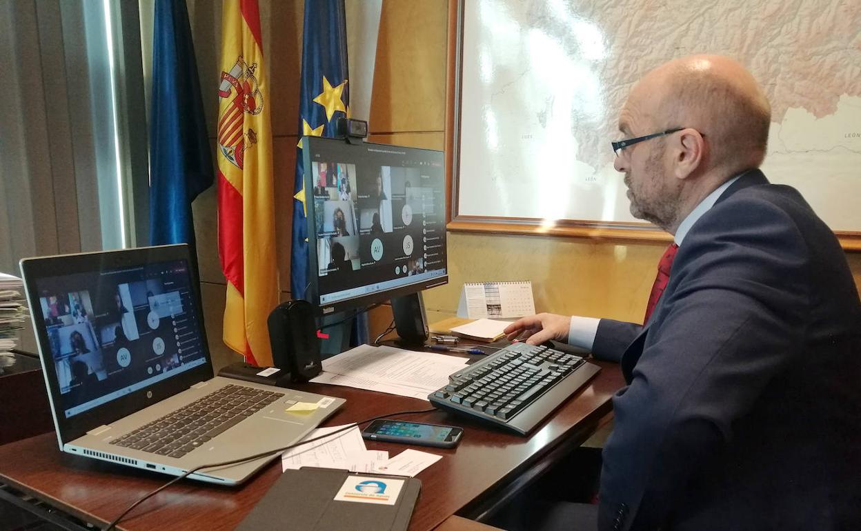 El vicepresidente y consejero de Administración Autonómica, Medio Ambiente y Cambio Climático, Juan Cofiño, en la reunión telemática 