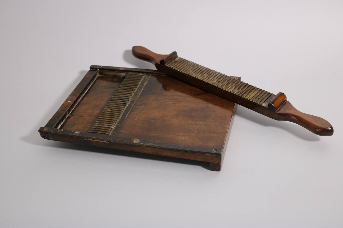 El Museo del Pueblo de Asturias suma una colección de instrumentos y utensilios de la Farmacia y Laboratorio «Castillo», que incluye antiguo material de publicidad y una colección de fotografías y películas de la vida gijonesa desde 1895 a 1972