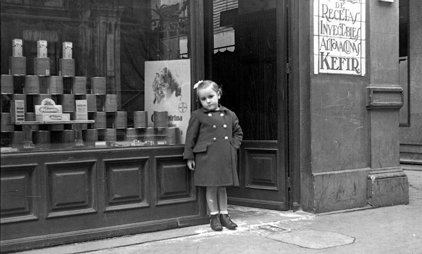 El Museo del Pueblo de Asturias suma una colección de instrumentos y utensilios de la Farmacia y Laboratorio «Castillo», que incluye antiguo material de publicidad y una colección de fotografías y películas de la vida gijonesa desde 1895 a 1972