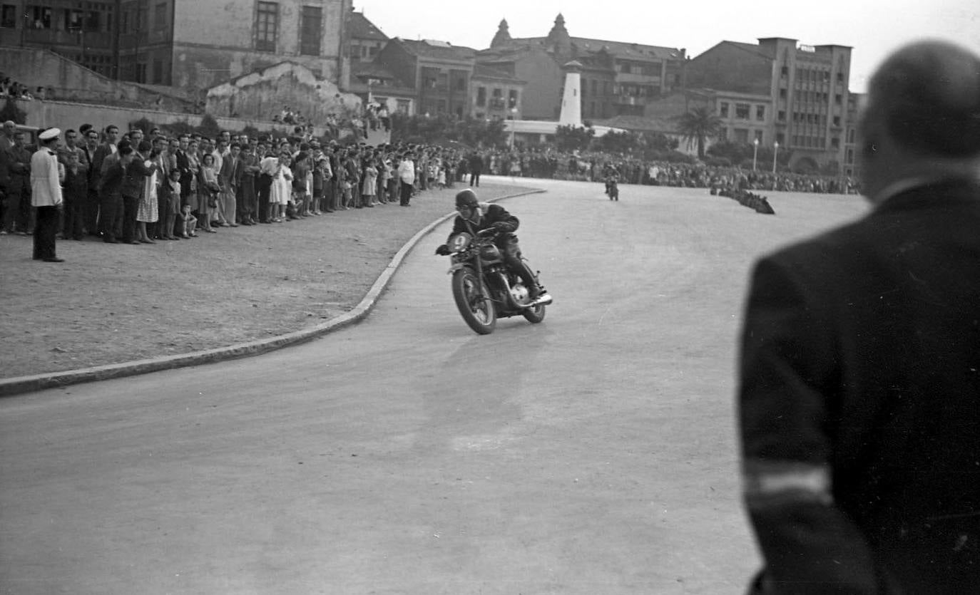 El Museo del Pueblo de Asturias suma una colección de instrumentos y utensilios de la Farmacia y Laboratorio «Castillo», que incluye antiguo material de publicidad y una colección de fotografías y películas de la vida gijonesa desde 1895 a 1972