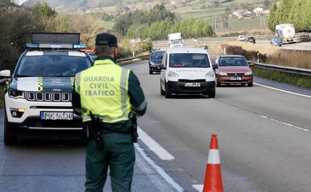 Imagen principal - Herido de gravedad un motorista en un accidente en la autopista &#039;Y&#039;