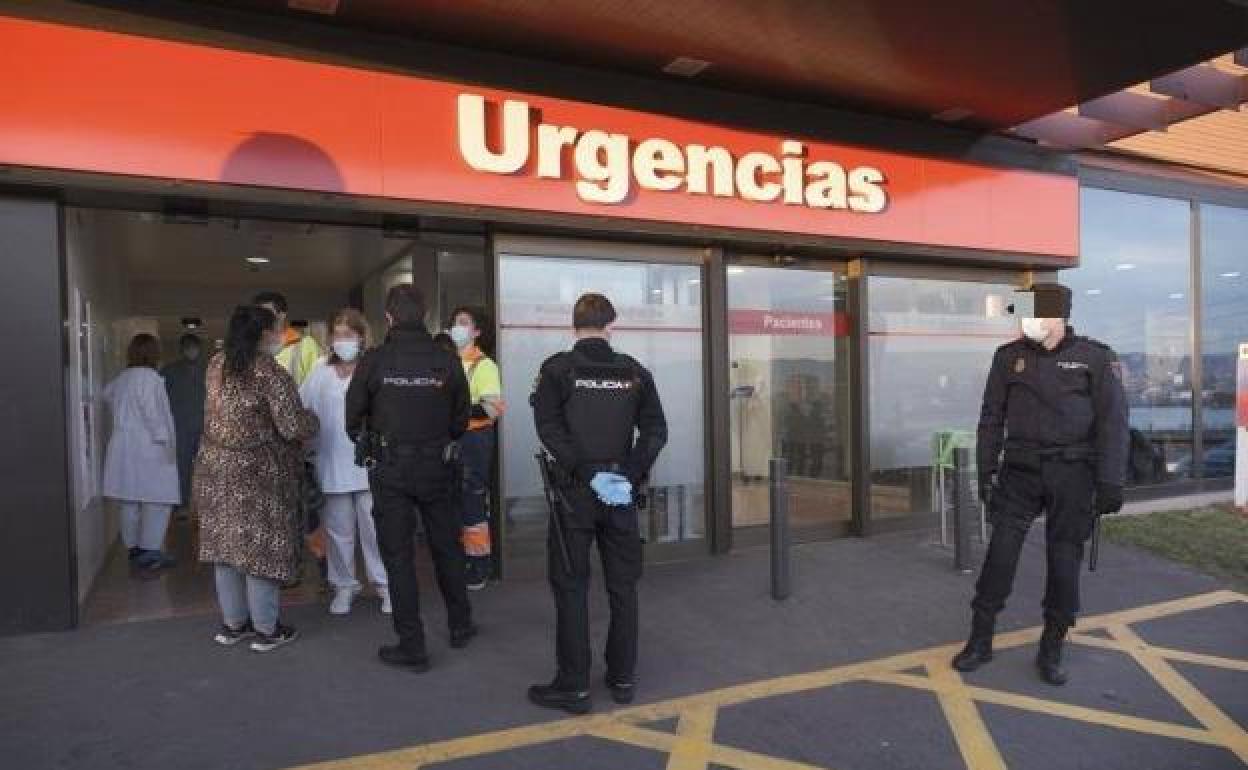 Policias a las puertas del hospital este viernes.