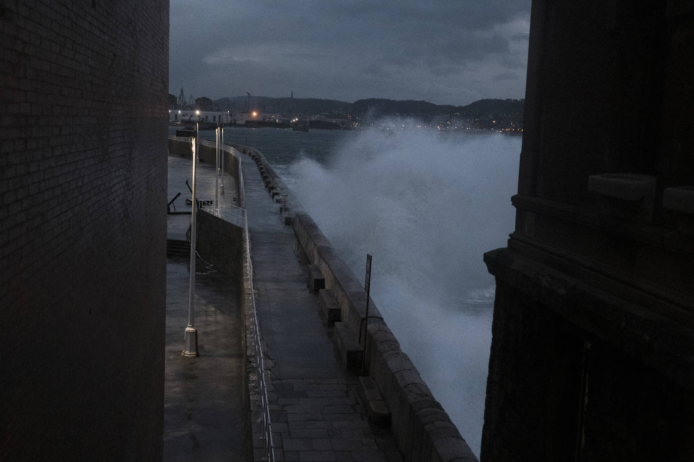 La borrasca 'Justine' se dejó notar en Asturias con rachas de viento de 100 km/h y por las olas de hasta 9 metros en la costa. Fueron muchos los curiosos que se acercaron a comprobar el estado de la mar, sobre todo en San Lorenzo y en la costa oriental.