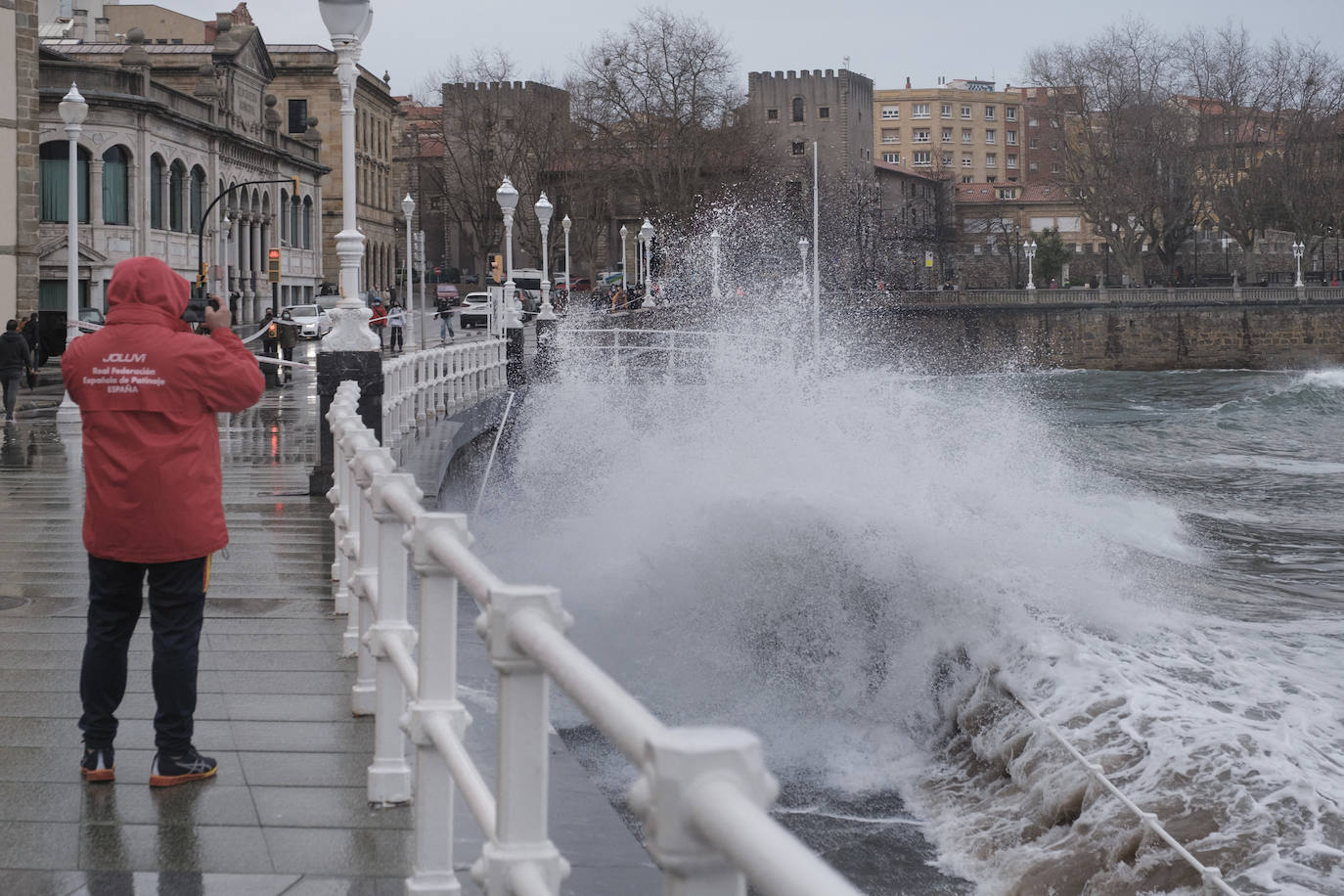 La borrasca 'Justine' se dejó notar en Asturias con rachas de viento de 100 km/h y por las olas de hasta 9 metros en la costa. Fueron muchos los curiosos que se acercaron a comprobar el estado de la mar, sobre todo en San Lorenzo y en la costa oriental.