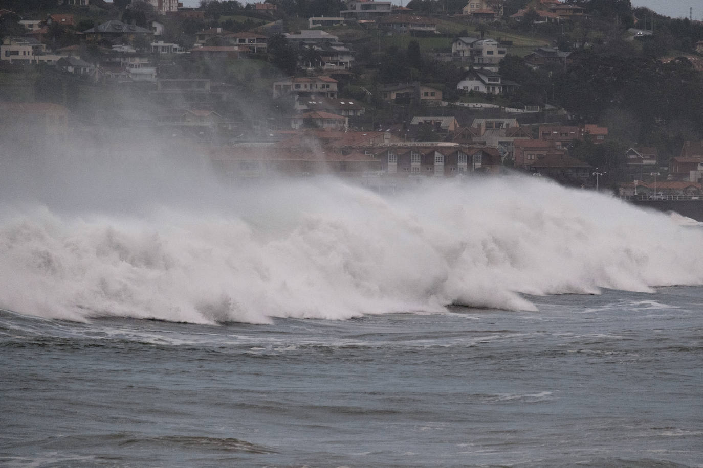 La borrasca 'Justine' se dejó notar en Asturias con rachas de viento de 100 km/h y por las olas de hasta 9 metros en la costa. Fueron muchos los curiosos que se acercaron a comprobar el estado de la mar, sobre todo en San Lorenzo y en la costa oriental.