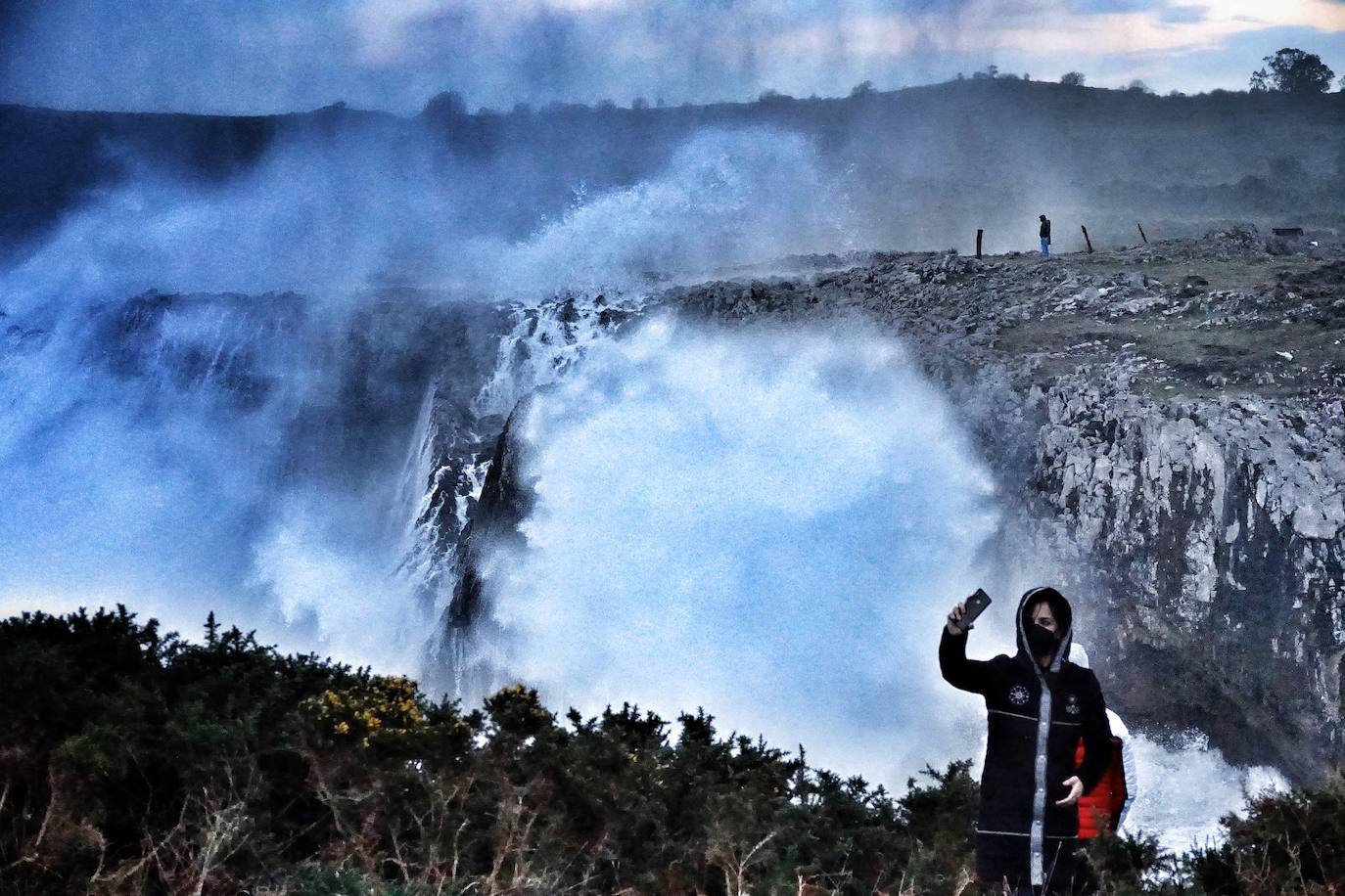 La borrasca 'Justine' se dejó notar en Asturias con rachas de viento de 100 km/h y por las olas de hasta 9 metros en la costa. Fueron muchos los curiosos que se acercaron a comprobar el estado de la mar, sobre todo en San Lorenzo y en la costa oriental.