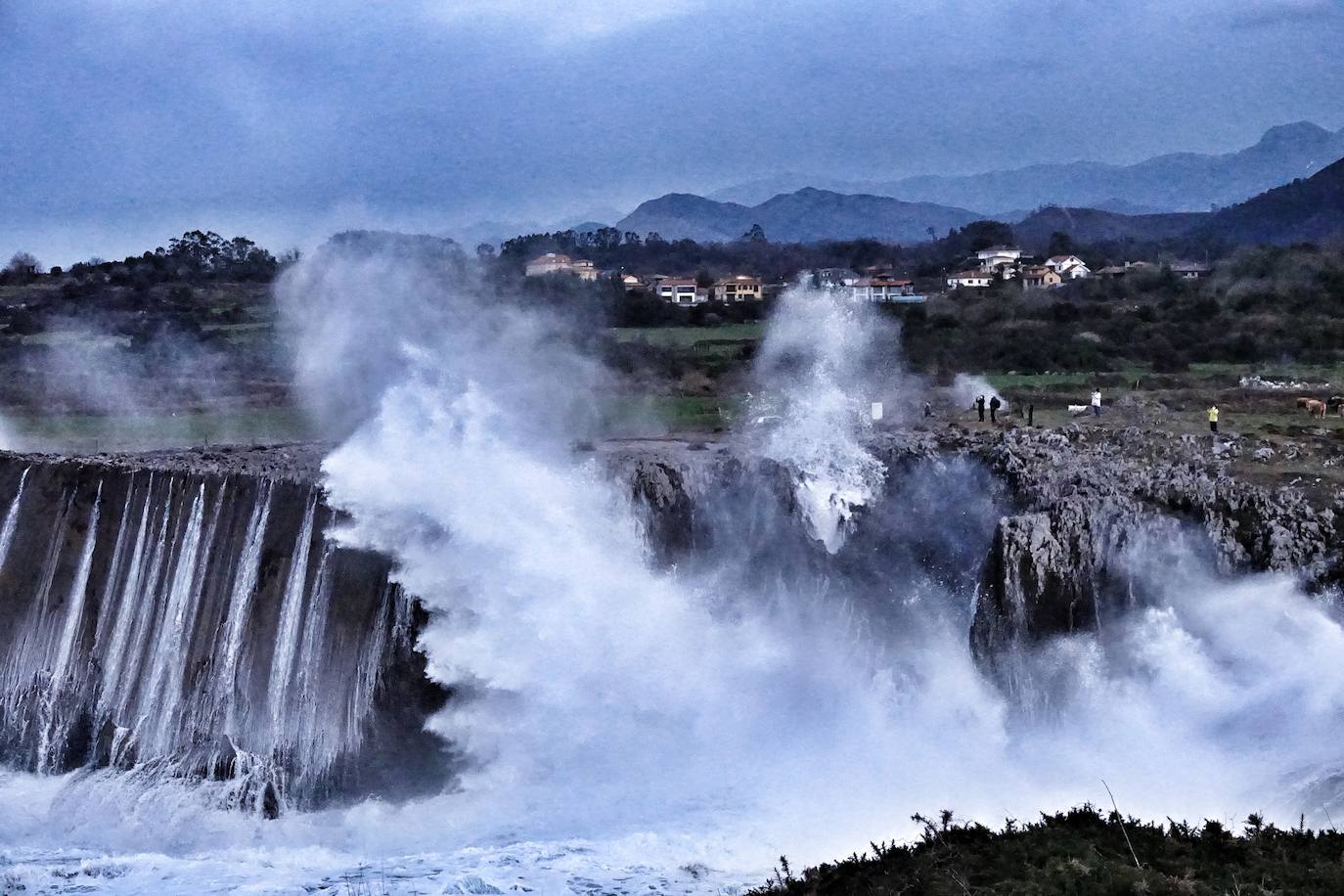 La borrasca 'Justine' se dejó notar en Asturias con rachas de viento de 100 km/h y por las olas de hasta 9 metros en la costa. Fueron muchos los curiosos que se acercaron a comprobar el estado de la mar, sobre todo en San Lorenzo y en la costa oriental.