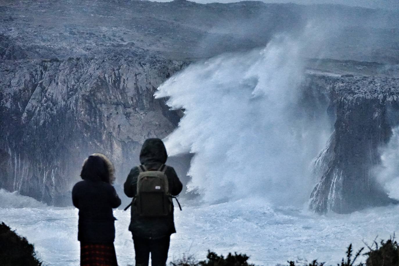 La borrasca 'Justine' se dejó notar en Asturias con rachas de viento de 100 km/h y por las olas de hasta 9 metros en la costa. Fueron muchos los curiosos que se acercaron a comprobar el estado de la mar, sobre todo en San Lorenzo y en la costa oriental.