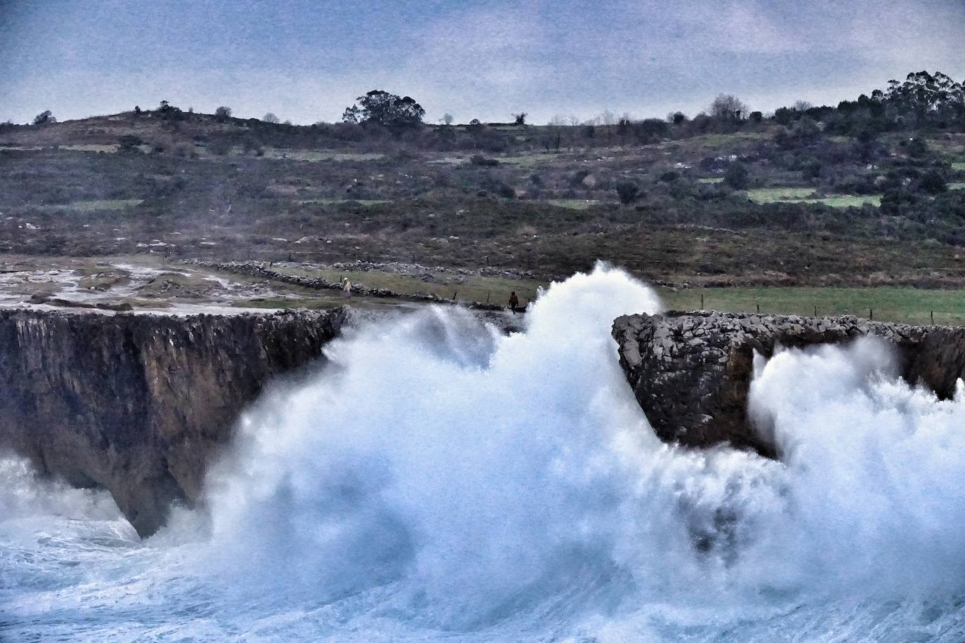 La borrasca 'Justine' se dejó notar en Asturias con rachas de viento de 100 km/h y por las olas de hasta 9 metros en la costa. Fueron muchos los curiosos que se acercaron a comprobar el estado de la mar, sobre todo en San Lorenzo y en la costa oriental.