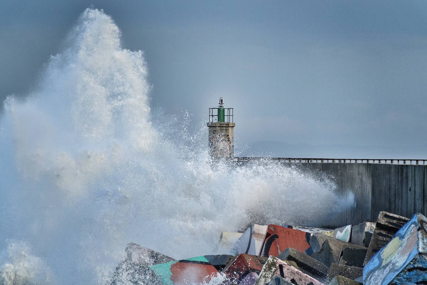 La borrasca 'Justine' se dejó notar en Asturias con rachas de viento de 100 km/h y por las olas de hasta 9 metros en la costa. Fueron muchos los curiosos que se acercaron a comprobar el estado de la mar, sobre todo en San Lorenzo y en la costa oriental.