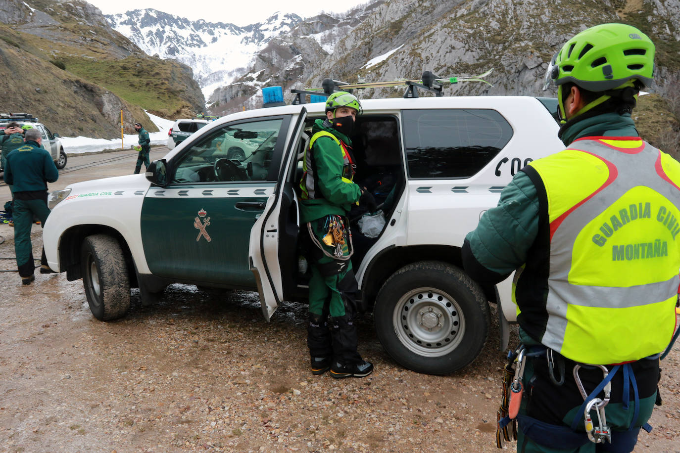 El dispositivo de búsqueda integrado por efectivos de Bomberos del Servicio de Emergencias del Principado de Asturias (SEPA), junto a miembros del GREIM de la Guardia Civil, localizaron este sábado el cuerpo de Virgilio García, el operario de carreteras del Principado que resultó sepultado por un alud el día de Año Nuevo