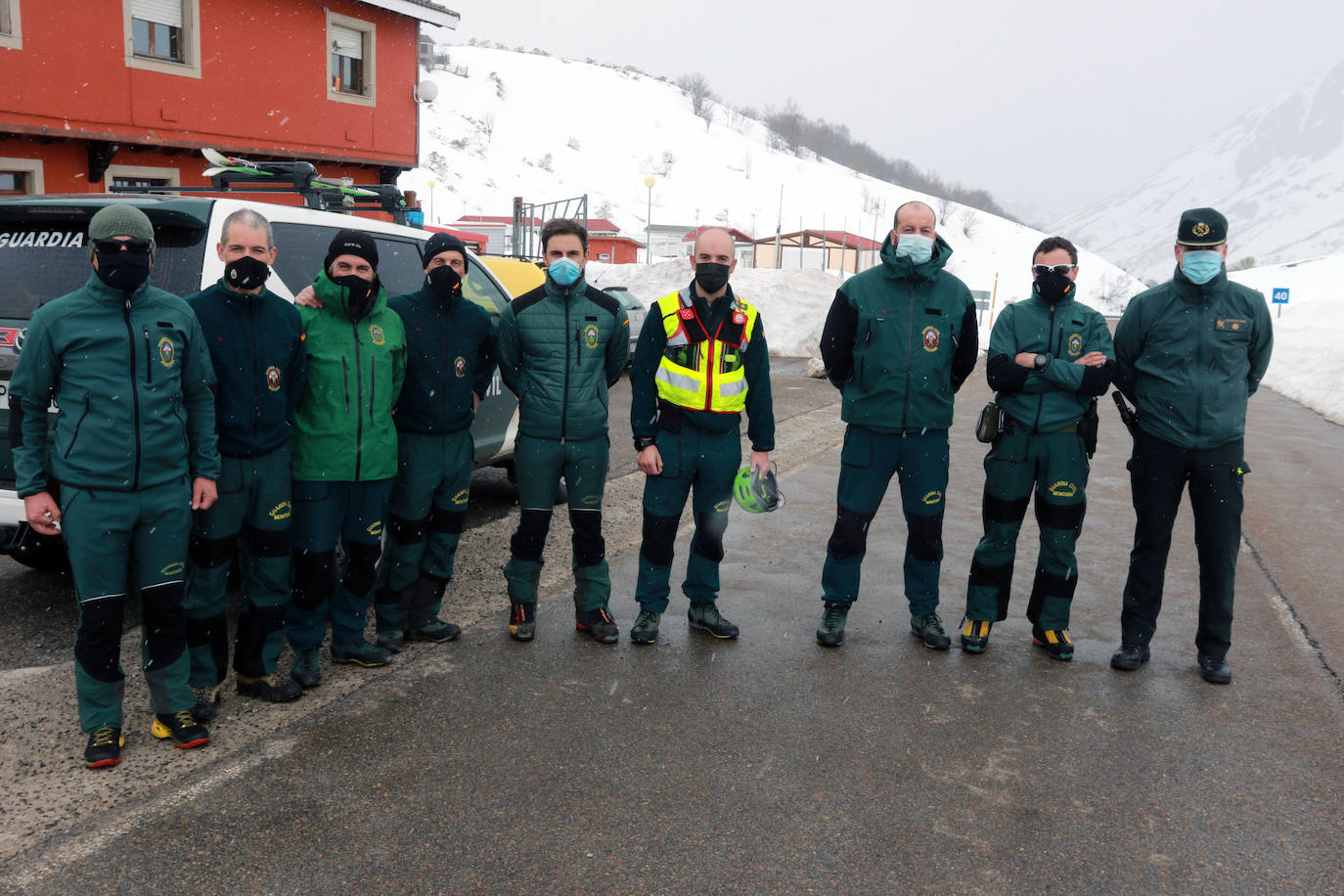 El dispositivo de búsqueda integrado por efectivos de Bomberos del Servicio de Emergencias del Principado de Asturias (SEPA), junto a miembros del GREIM de la Guardia Civil, localizaron este sábado el cuerpo de Virgilio García, el operario de carreteras del Principado que resultó sepultado por un alud el día de Año Nuevo