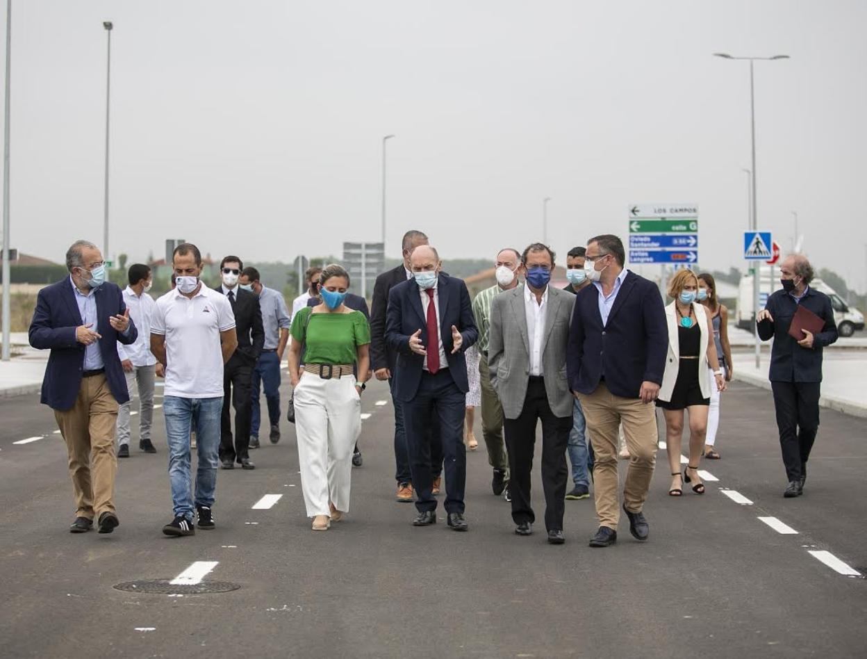 Ángel García, María Calvo (Fade), y el vicepresidente del Principado, Juan Cofiño, en la inauguración del polígono de Bobes en julio pasado. 