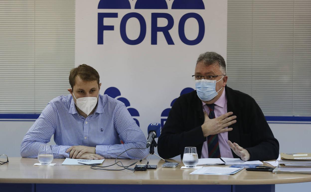 El secretario general de Foro, Adrián Pumares, y el diputado nacional Isidro Martínez Oblanca, en la rueda de prensa conjunta que han ofrecido este sábado.