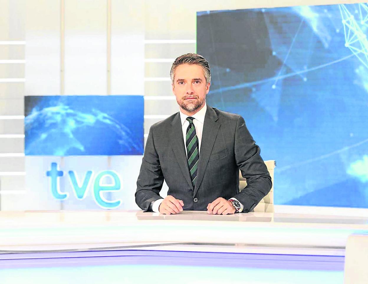 Caros Franganillo, en el plató desde el que presenta el 'Telediario 2'. 