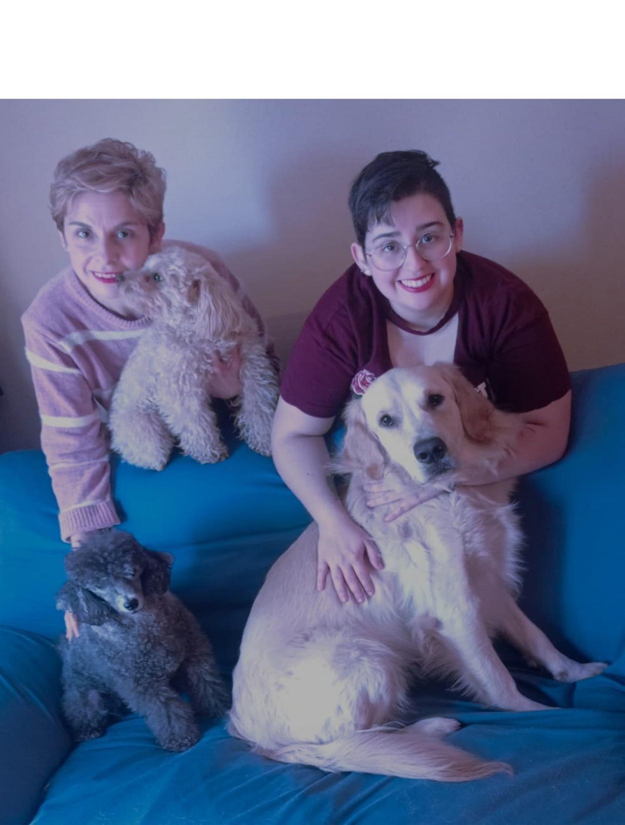 Cristina y Alba con 'Polo', 'Loki', y 'Joy', en su piso de El Natahoyo. 