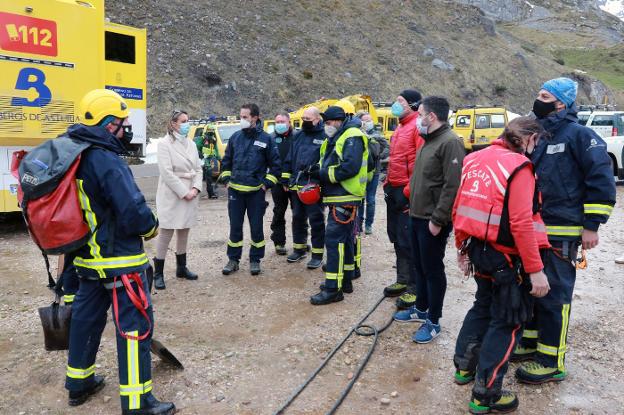 La consejera de Presidencia, Rita Camblor, conversa con los miembros del operativo de rescate en el puerto de San Isidro tras hallar el cuerpo de Virgilio García. 