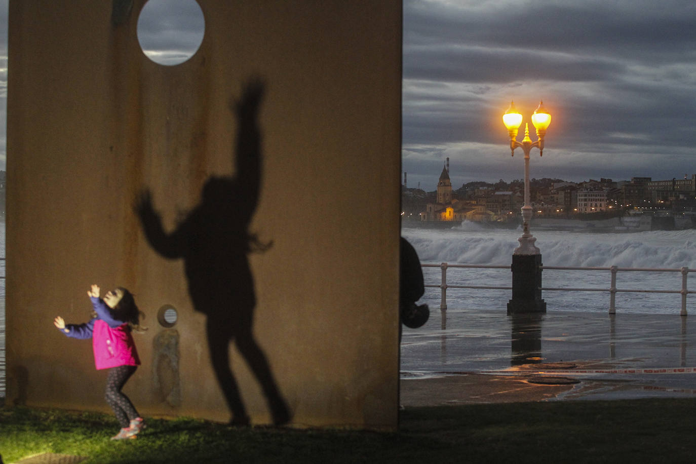 El oleaje que se ha dejado notar este lunes en la costa de Gijón ha dejado bellas estampas. 