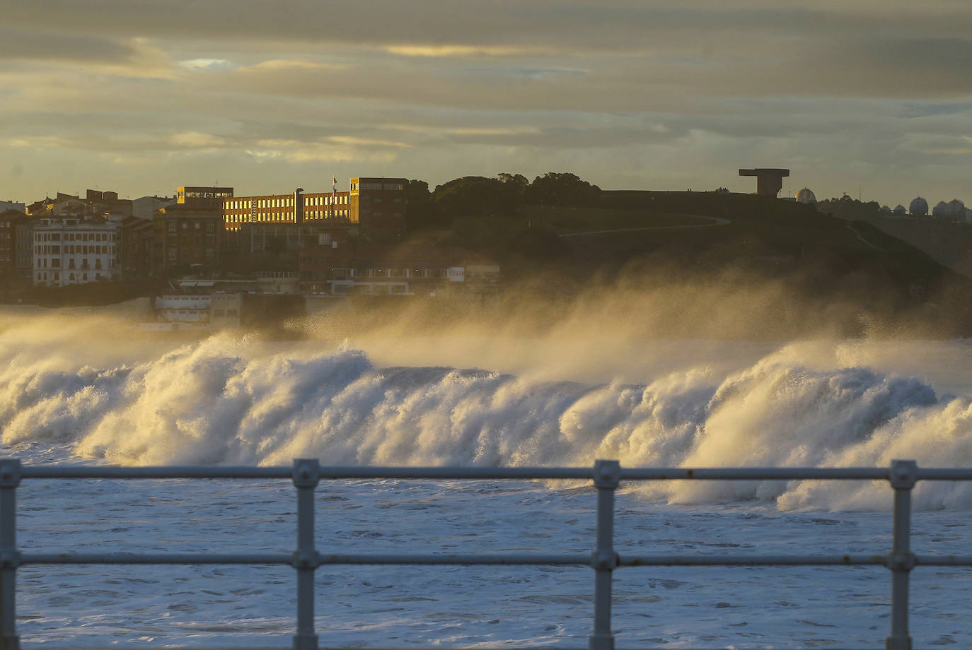 El oleaje que se ha dejado notar este lunes en la costa de Gijón ha dejado bellas estampas. 