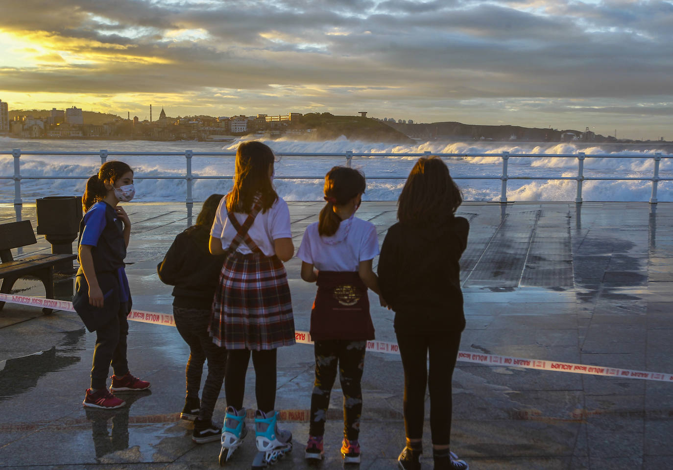 El oleaje que se ha dejado notar este lunes en la costa de Gijón ha dejado bellas estampas. 