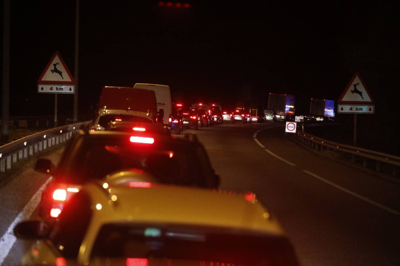 Un guardia civil ha muerto y dos de sus compañeros están heridos de en un accidente sucedido este lunes en la autovía Minera (AS-I), en sentido de Mieres. Según testigos presenciales el accidente fue provocado por el conductor de una furgoneta que arrolló a los agentes que se disponían a establecer un control.