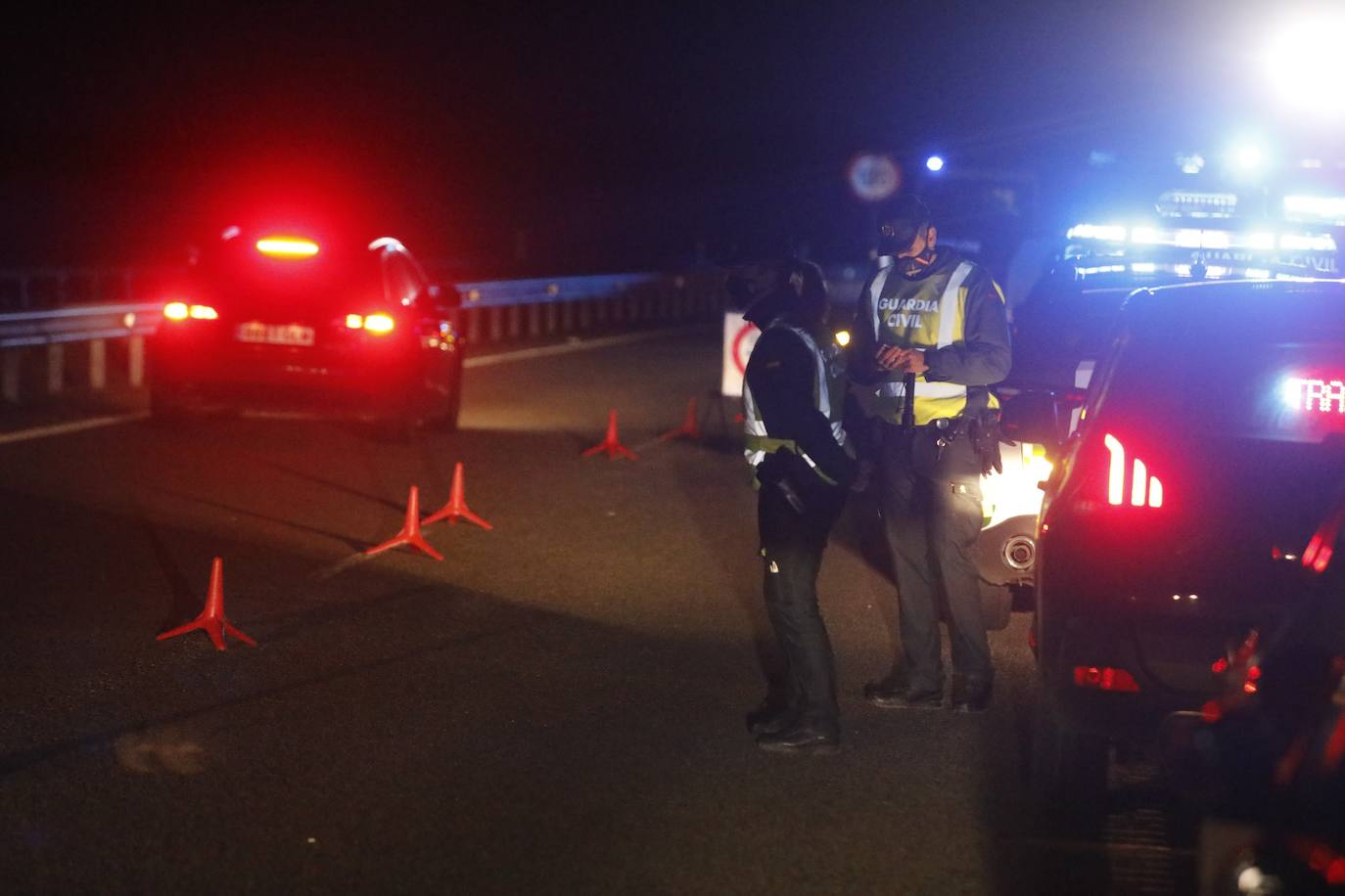 Un guardia civil ha muerto y dos de sus compañeros están heridos de en un accidente sucedido este lunes en la autovía Minera (AS-I), en sentido de Mieres. Según testigos presenciales el accidente fue provocado por el conductor de una furgoneta que arrolló a los agentes que se disponían a establecer un control.