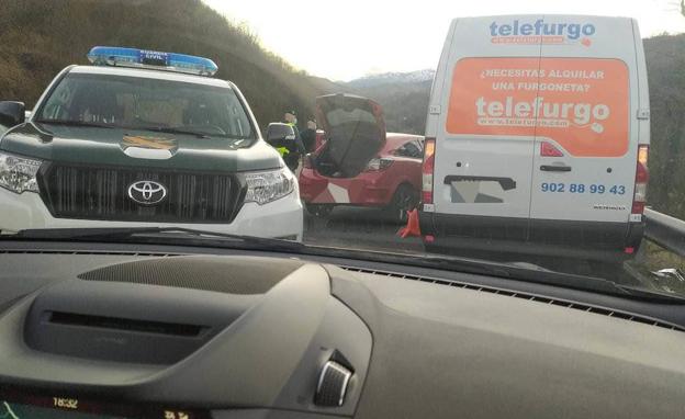 Un guardia civil ha muerto y dos de sus compañeros están heridos de en un accidente sucedido este lunes en la autovía Minera (AS-I), en sentido de Mieres. Según testigos presenciales el accidente fue provocado por el conductor de una furgoneta que arrolló a los agentes que se disponían a establecer un control.