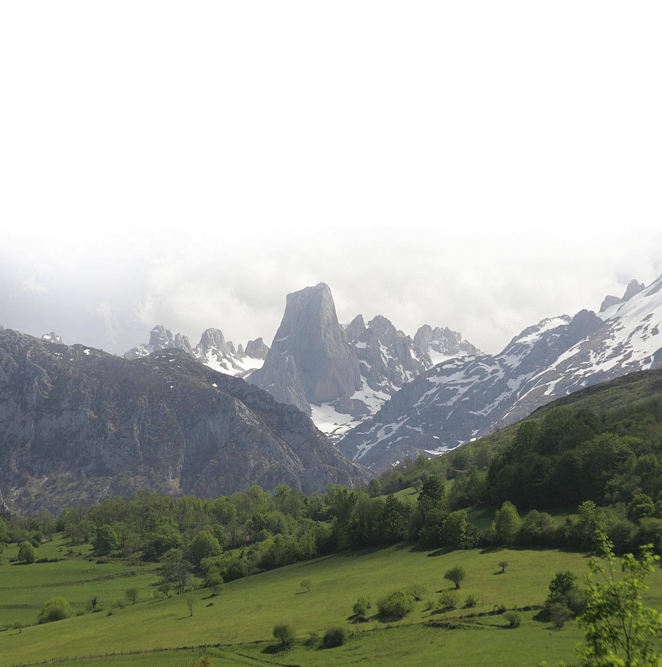 Vsita del Naranjo de Bulnes desde el mirador del Pozo de la Oración (Cabrales).