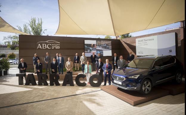 Miembros del Jurado posan durante la entrega del premio al Mejor Coche ABC 2020 al Seat Tarraco