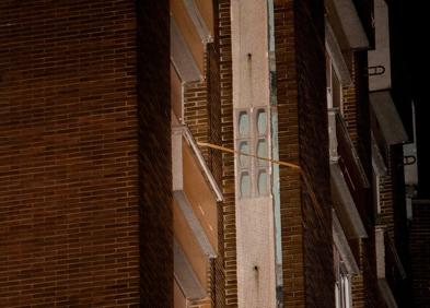 Imagen secundaria 1 - &#039;Justine&#039; deja «en riesgo de derrumbe» la fachada de un edificio frente a la estación de Alsa en Oviedo