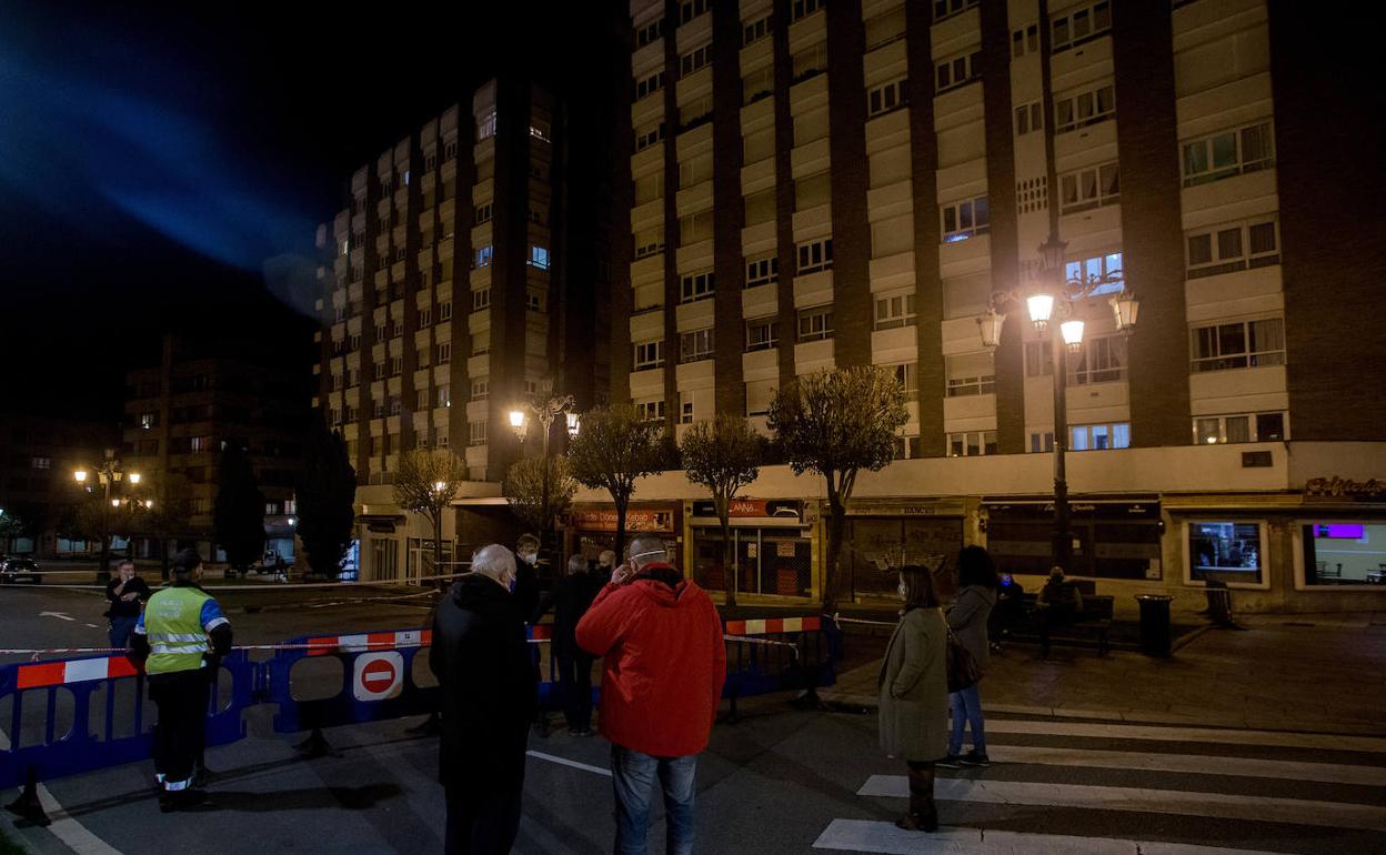 'Justine' deja «en riesgo de derrumbe» la fachada de un edificio frente a la estación de Alsa en Oviedo