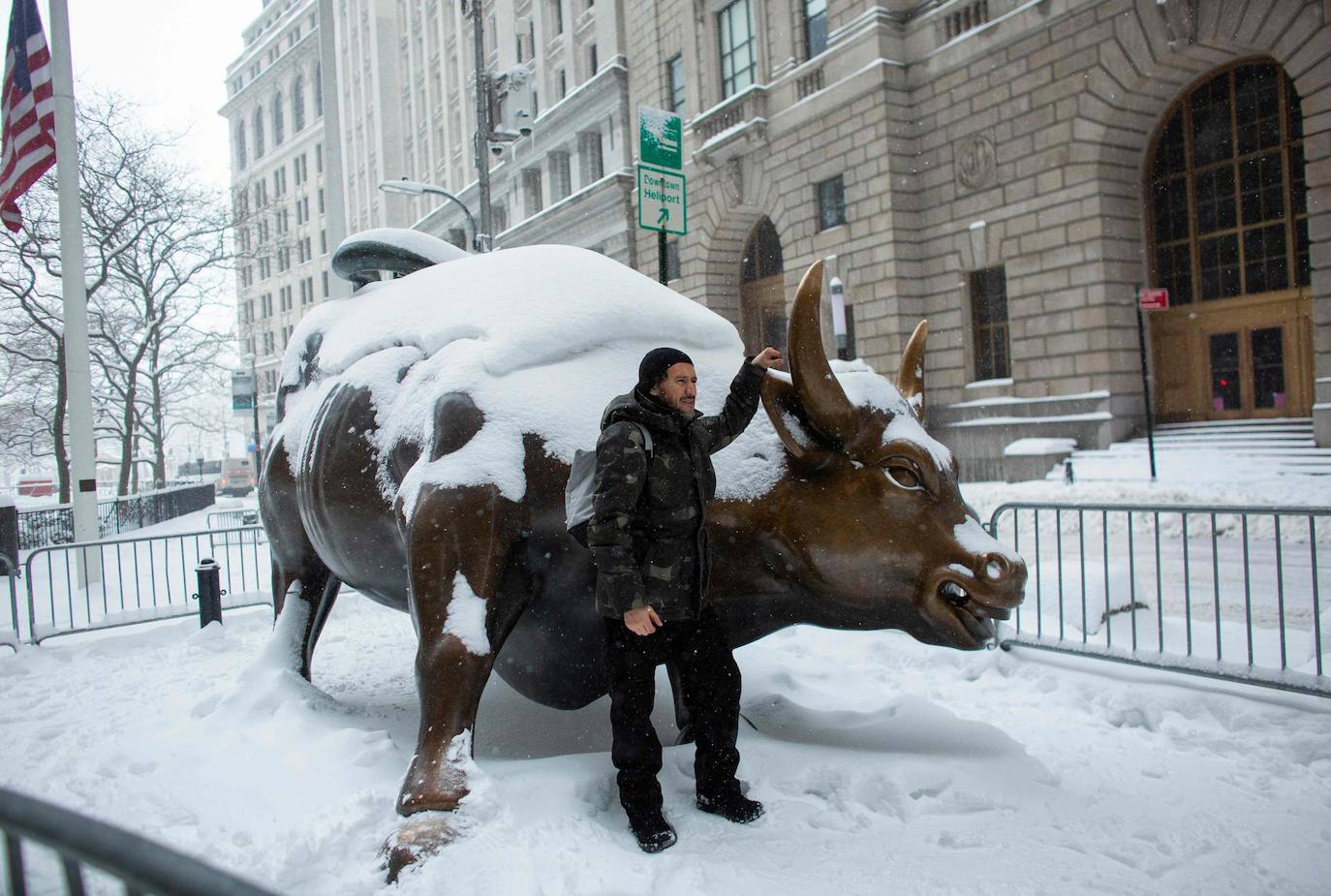 La primera gran nevada del año en Nueva York ha dejado imágenes impresionantes. Está incluso considerada como una de las más copiosas de la historia. Además, el cierre parcial del metro y la prohibición del tráfico de vehículos no esenciales provocó que muchos negocios tuviesen que cerrar ante la imposibilidad de que los empleados llegasen a los puestos de trabajo.