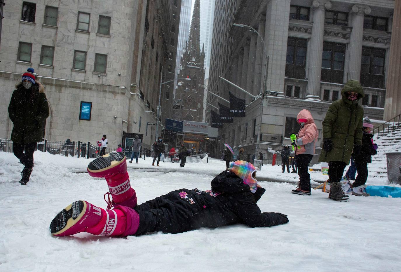 La primera gran nevada del año en Nueva York ha dejado imágenes impresionantes. Está incluso considerada como una de las más copiosas de la historia. Además, el cierre parcial del metro y la prohibición del tráfico de vehículos no esenciales provocó que muchos negocios tuviesen que cerrar ante la imposibilidad de que los empleados llegasen a los puestos de trabajo.