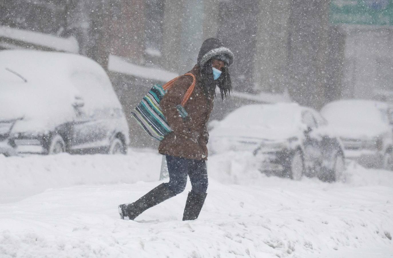 La primera gran nevada del año en Nueva York ha dejado imágenes impresionantes. Está incluso considerada como una de las más copiosas de la historia. Además, el cierre parcial del metro y la prohibición del tráfico de vehículos no esenciales provocó que muchos negocios tuviesen que cerrar ante la imposibilidad de que los empleados llegasen a los puestos de trabajo.