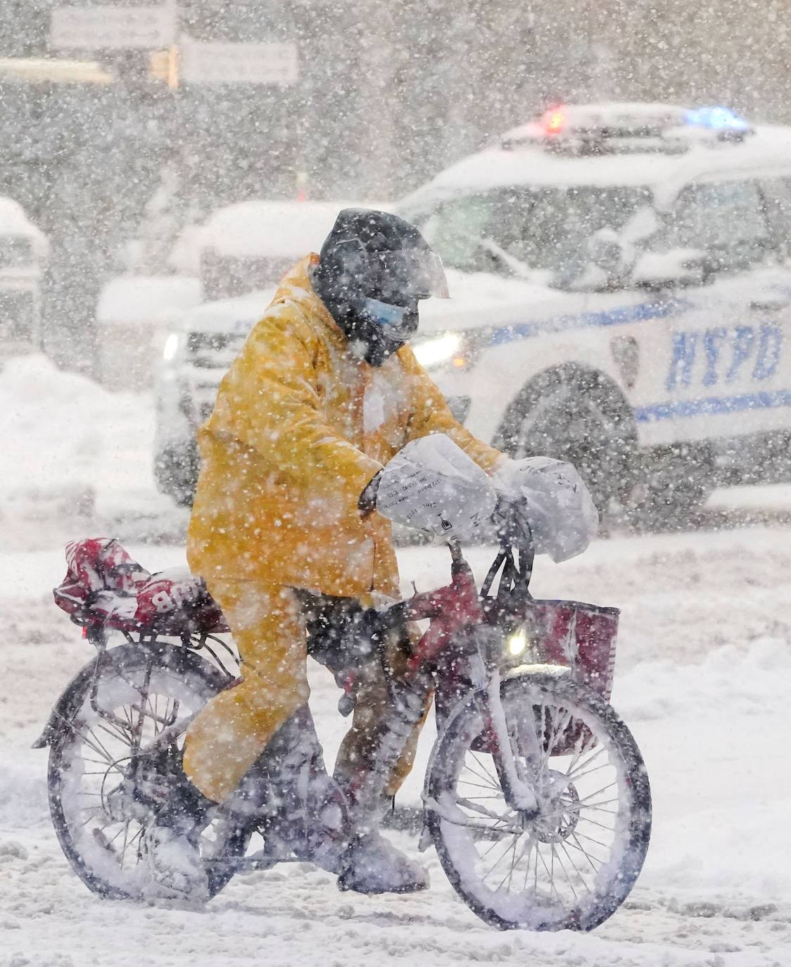 La primera gran nevada del año en Nueva York ha dejado imágenes impresionantes. Está incluso considerada como una de las más copiosas de la historia. Además, el cierre parcial del metro y la prohibición del tráfico de vehículos no esenciales provocó que muchos negocios tuviesen que cerrar ante la imposibilidad de que los empleados llegasen a los puestos de trabajo.