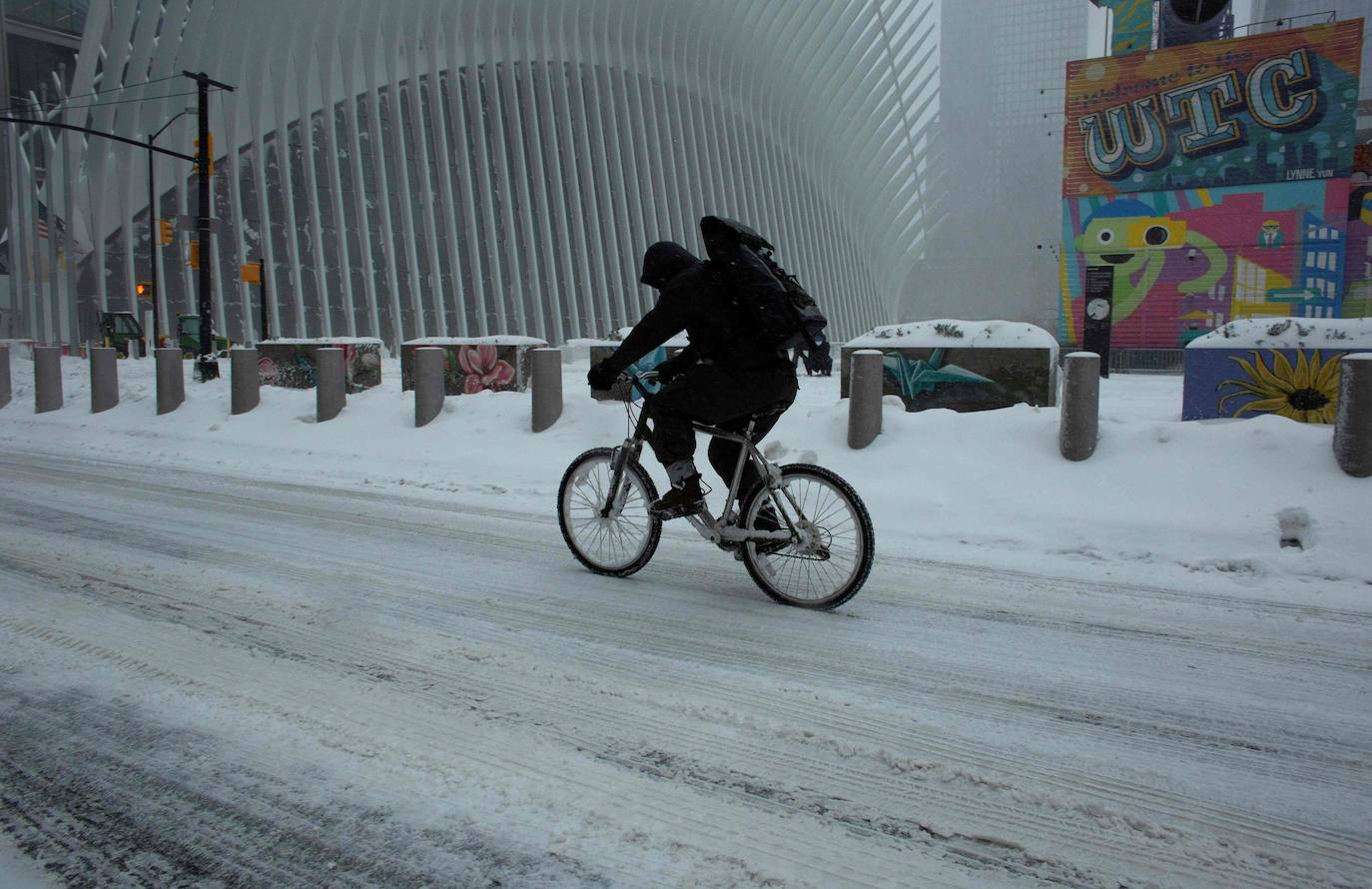 La primera gran nevada del año en Nueva York ha dejado imágenes impresionantes. Está incluso considerada como una de las más copiosas de la historia. Además, el cierre parcial del metro y la prohibición del tráfico de vehículos no esenciales provocó que muchos negocios tuviesen que cerrar ante la imposibilidad de que los empleados llegasen a los puestos de trabajo.