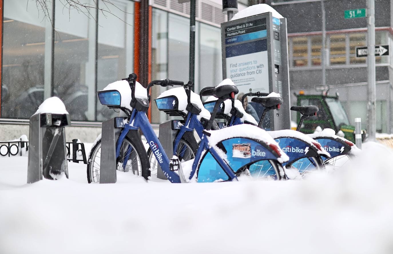La primera gran nevada del año en Nueva York ha dejado imágenes impresionantes. Está incluso considerada como una de las más copiosas de la historia. Además, el cierre parcial del metro y la prohibición del tráfico de vehículos no esenciales provocó que muchos negocios tuviesen que cerrar ante la imposibilidad de que los empleados llegasen a los puestos de trabajo.