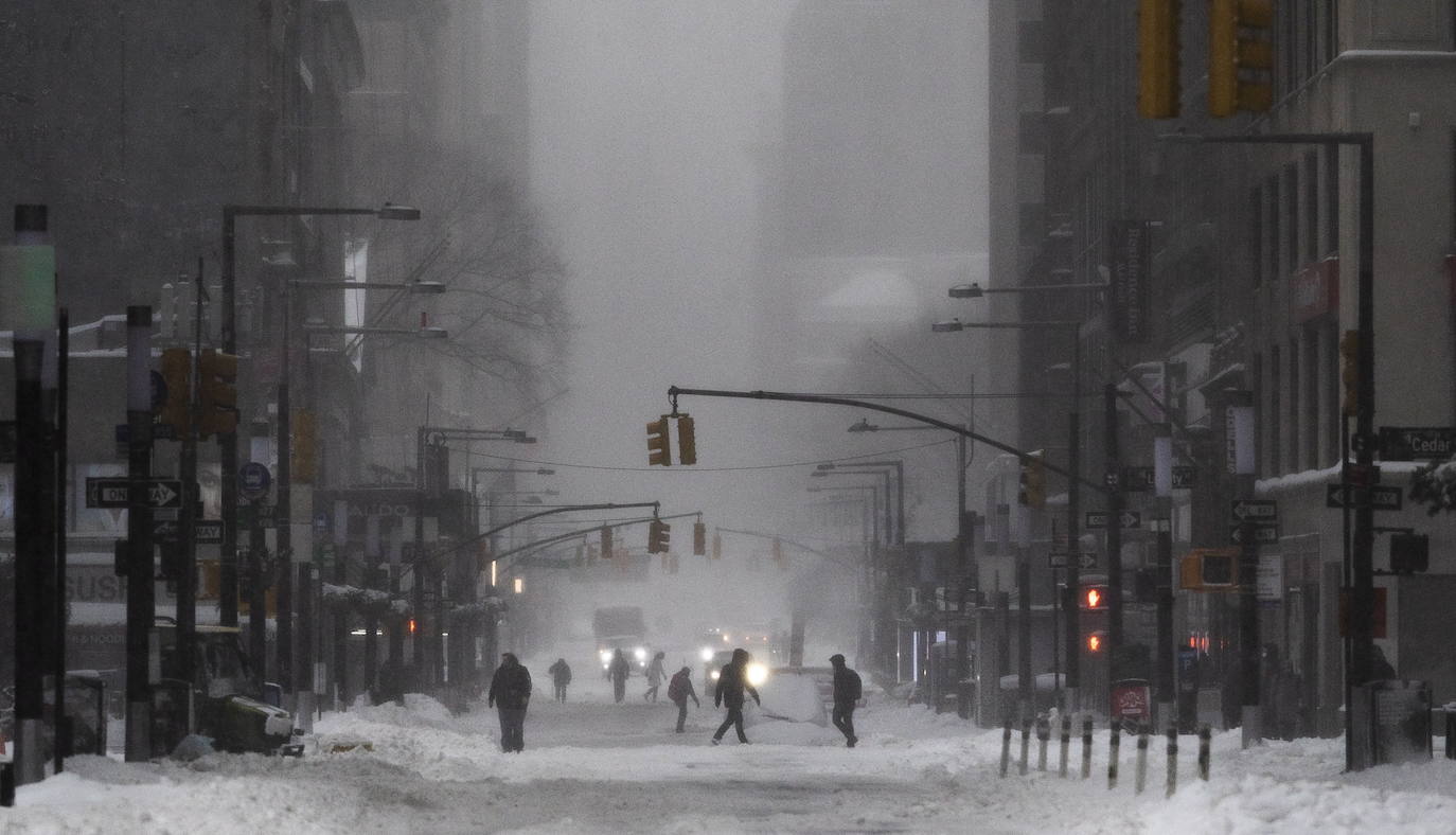 La primera gran nevada del año en Nueva York ha dejado imágenes impresionantes. Está incluso considerada como una de las más copiosas de la historia. Además, el cierre parcial del metro y la prohibición del tráfico de vehículos no esenciales provocó que muchos negocios tuviesen que cerrar ante la imposibilidad de que los empleados llegasen a los puestos de trabajo.