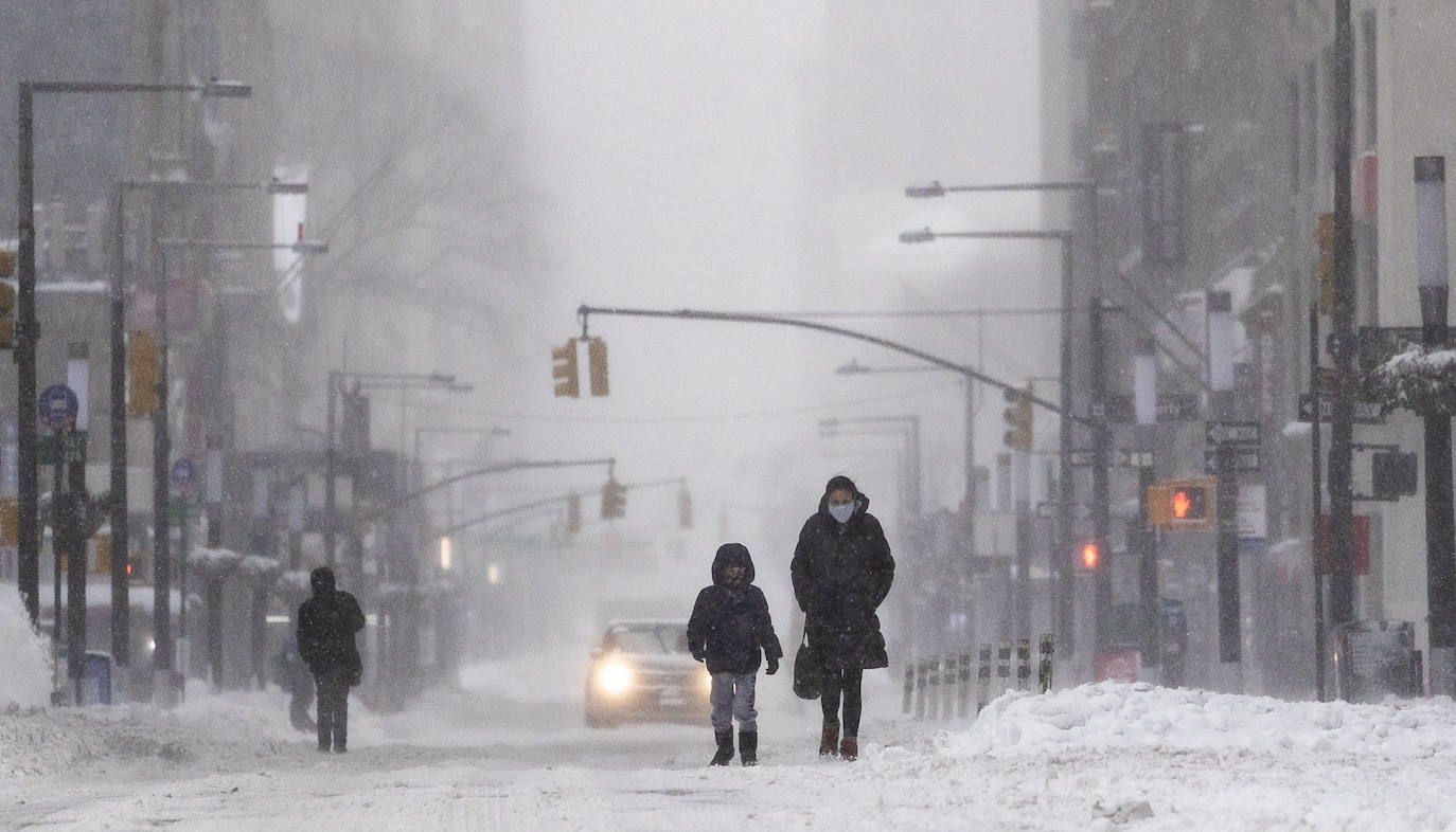 La primera gran nevada del año en Nueva York ha dejado imágenes impresionantes. Está incluso considerada como una de las más copiosas de la historia. Además, el cierre parcial del metro y la prohibición del tráfico de vehículos no esenciales provocó que muchos negocios tuviesen que cerrar ante la imposibilidad de que los empleados llegasen a los puestos de trabajo.